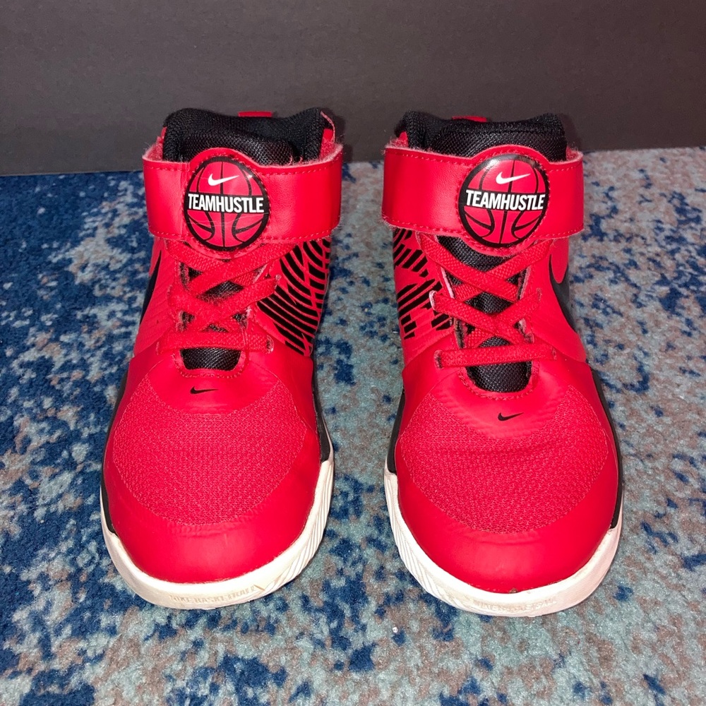 Nike Team Hustle D Sneaker - Boys/Little Kids